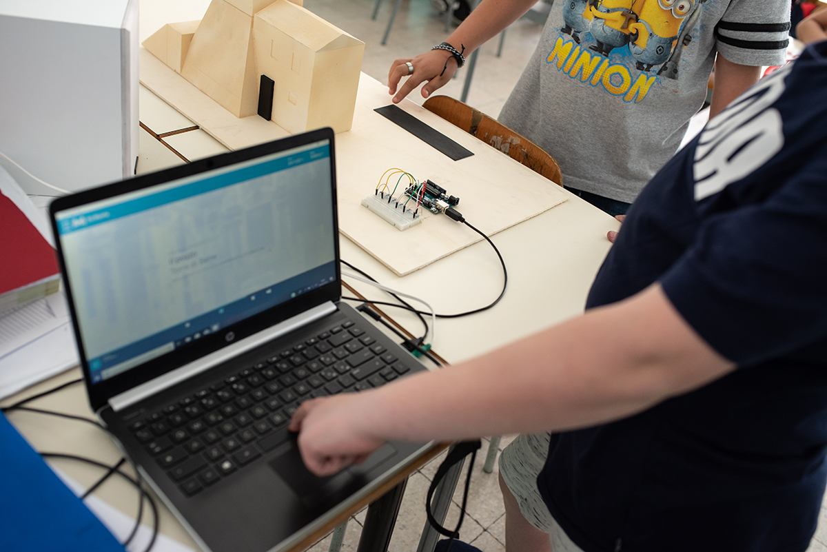 Studenti testano un modello Hi-Storia con circuito Arduino collegato a un computer che esegue il player
